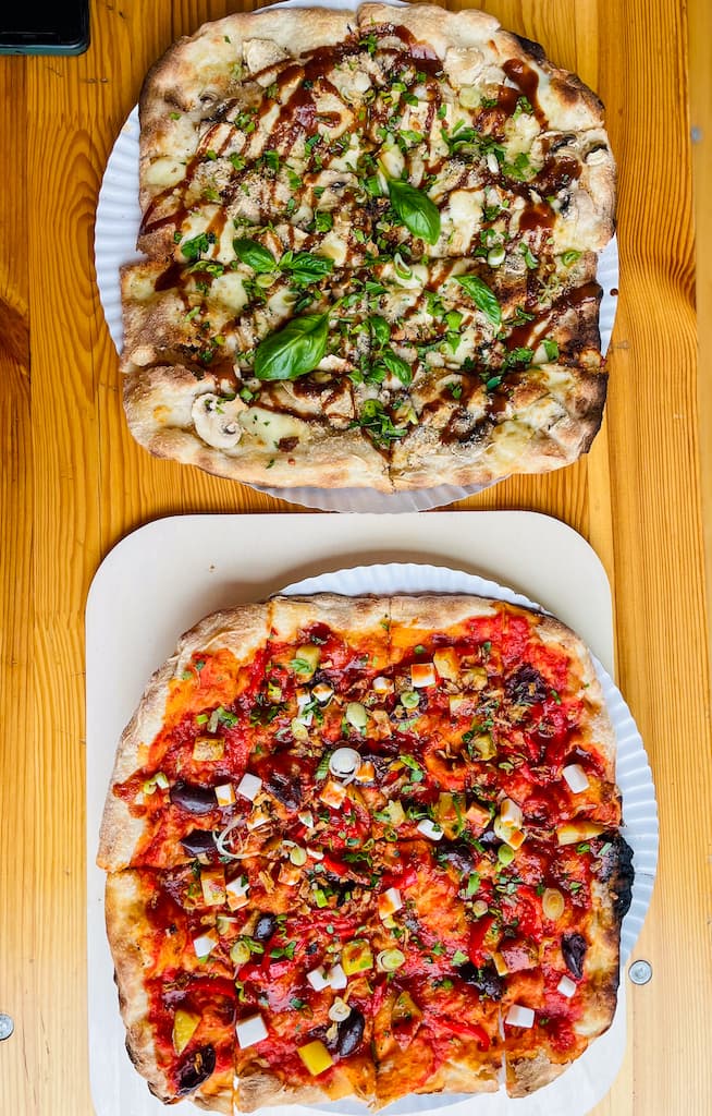 Auswahl an Sauerteigpizzen mit saisonalen Belägen bei Bäckspace Berlin